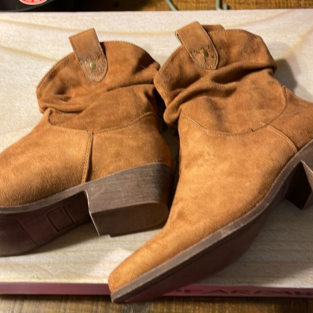 size 8 maiken boots never worn